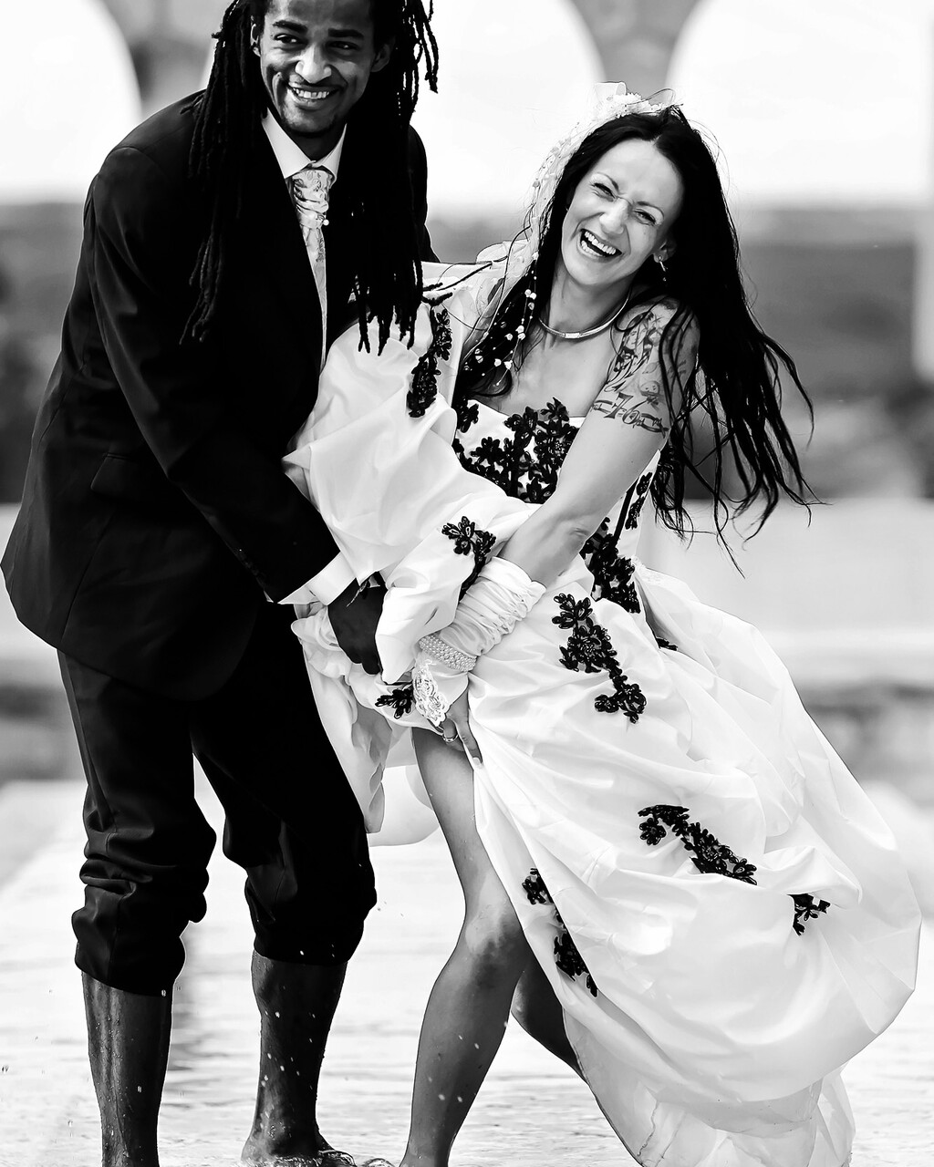 Portrait de mariée en noir et blanc avec bouquet réalisé à Digne-les-Bains