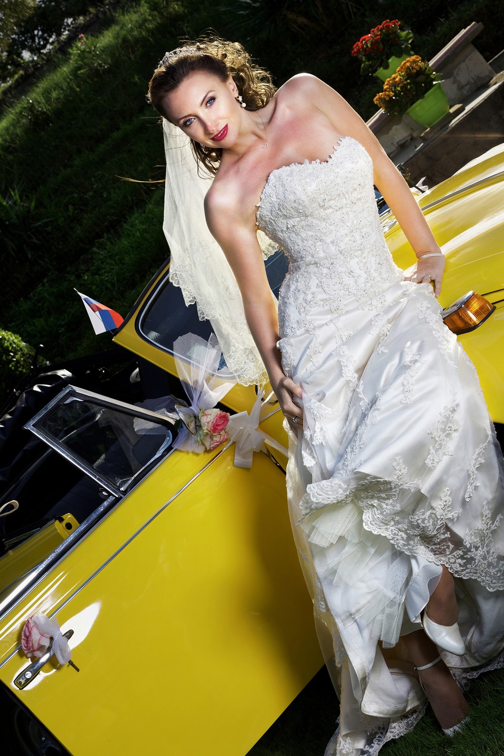 Portrait de mariée avec voiture de collection réalisé dans les Alpes-de-Haute-Provence