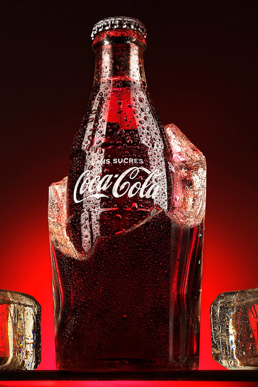 Packshot publicitaire de bouteille de soda sur glace, photographie produit en studio mobile à Digne-les-Bains